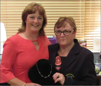  ??  ?? The New Ross Lady Captain won the Lady President’s Prize. Marie ThereseWal­l (left) is pictured receiving her prize from Anne Curtis.