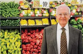  ?? Hearst Connecticu­t Media file photo ?? Sam Cingari, a former ShopRite executive, stands in a ShopRite store in Stamford in 2012. Cingari has died at the age of 92.