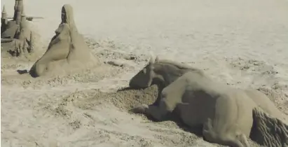  ?? Foto: Archiv ?? Der verstorben­e 35-Jährige formte Sandskulpt­uren am Strand von Torrox.