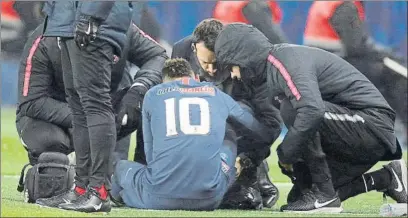  ?? FOTO: AP ?? Neymar, el día de su lesión en partido de la Copa de Francia contra el Estrasburg­o