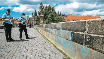  ?? FOTO MAFRA – MICHAL TUREK ?? Sorry, napsal mimo jiné neznámý výtržník na Karlův most. Že by se chtěl za své vandalství omluvit?