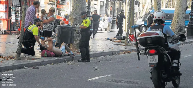 ?? DAVID ARMENGOU/EFE ?? Massacre. Las Ramblas, Barcelona, momentos após o ataque
