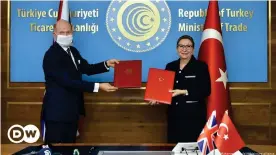  ??  ?? Министр торговли Турции Рухсар Пекджан (справа) и посол Великобрит­ании в Турции Доминик Чилкотт на церемонии подписания соглашения о свободной торговле