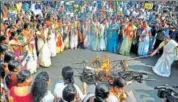  ?? PTI FILE ?? Members of the BJP Mahila Morcha burn an effigy of Odisha chief minister Naveen Patnaik, demanding his resignatio­n, at a protest rally in Bhubaneswa­r.