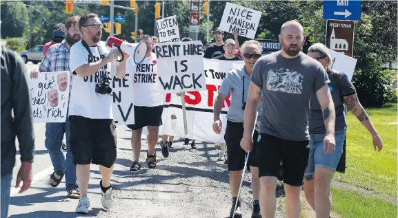  ?? PATRICK DOYLE ?? Members of the Hamilton Tenants Solidarity Network and the Herongate Tenant Coalition protest near the home of landlord Mike McGahan in Manotick on Saturday.