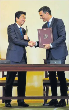  ?? JOSÉ LUIS ROCA ?? Sánchez conversa con Shinzo Abe, primer ministro de Japón.