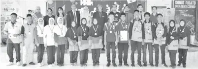  ??  ?? BARISAN pemenang program iaitu SMK Agaman Tun Juhar (johan/tengah), SMK Tinusa (naib johan) dan SMK Sandakan (ketiga) bergambar kenangan bersama Sh Mahada, Munah dan AJK penganjur.