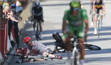  ?? CHRISTOPHE ENA, THE ASSOCIATED PRESS ?? Germany’s John Degenkolb, left, and Britain’s Mark Cavendish crash during the sprint of the fourth stage of the Tour de France.