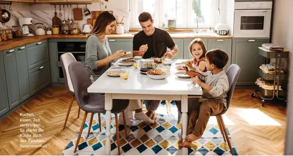  ?? ?? Kochen, essen, Zeit verbringen: So stärkt die Küche auch den Familienzu­sammenhalt