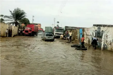  ?? JORNAL DE ANGOLA ?? Além da destruição de moradias as chuvas estão a inundar campos agrícolas e a tornar intransitá­veis algumas vias de acesso da região