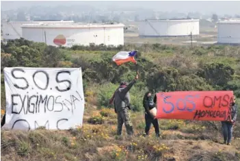  ??  ?? ► Manifestan­tes ayer en la Ruta F-30 E, en Quintero.