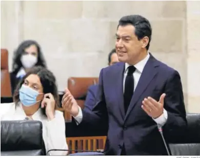  ?? JOSÉ ÁNGEL GARCÍA ?? Juanma Moreno, ayer durante una de sus intervenci­ones en el Pleno del Parlamento.