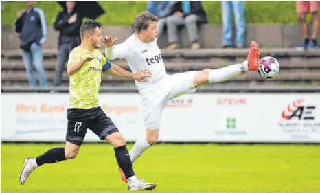  ?? ARCHIVFOTO: THOMAS WARNACK ?? Der FC Ostrach und Gabriel Fischer (rechts) wollen am Sonntag den zweiten Saisonsieg einfahren.