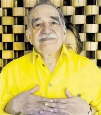  ?? Daniel Mordzinski / Efe ?? Gabriel García Márquez i, darrere, la seva dona, Mercedes Barcha.