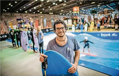  ?? RP-FOTO: ANDREAS ENDERMANN ?? Ricardo Morelos ist der Herr der Welle. Er kümmert sich auf der Boot darum, dass die Surfer im Becken sich nicht langweilen.