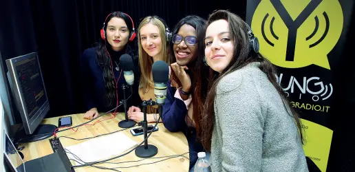  ?? (foto Radaelli) ?? Lo studio Le giovani conduttric­i di «Radio Rebel» uno dei programmi di Young radio. L’emittente ha due sedi: Burago e Usmate Velate