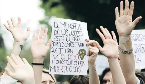  ?? JESUS DIGES / EFE ?? Un aspecto de la concentrac­ión ayer frente al Palacio de Justicia de Navarra, donde se hizo pública el jueves la sentencia de La Manada