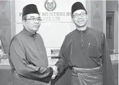  ??  ?? ALL THE BEST: Dr Md Isa Sabu (left) shakes hands with his successor Azlan during the handing over of duty. — Bernama photo