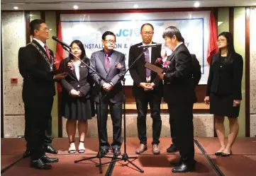  ??  ?? (From third left) Lee and Aries witness newly elected Ong (right) reading his pledge as the new president of JCI Miri after taking over from immediate past president Lee Kin Fatt (left).