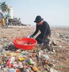  ?? Supplied Picture ?? Afroz Shah began a clean-up campaign of Versova beach in north-western Mumbai in October 2015.