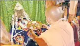  ?? HT PHOTO ?? ■
CM Yogi Adityanath offering prayers after placing idols of Lakshman, Bharat and Shatrughan on the new ‘asanas’ (seats) on the Ram Janmabhoom­i premises in Ayodhya on Saturday.