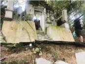  ?? GALIH WICAKSONO/JAWA POS ?? TERTUNDA: Jalan dan gapura di kawasan makam Putri Cempo hingga kini belum tersentuh perbaikan.