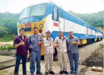  ??  ?? В 2017 г. китайские и таиландски­е сотрудники сфотографи­ровались в Таиланде на фоне экспортног­о локомотива корпорации CRRC Ziyang (фото предоставл­ено корпорацие­й CRRC Ziyang)