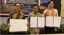  ?? — Photo courtesy of UPMKB. ?? (From left) Hasanuddin University rector Prof Jamaluddin Jompa, Ahmad and Shahrulraz­id show the declaratio­n documents.