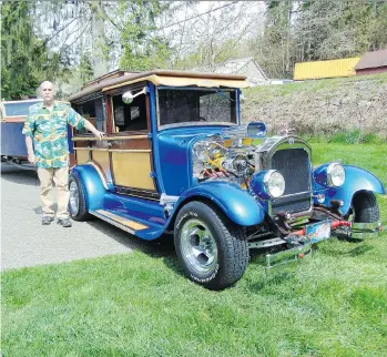  ?? ALYN EDWARDS ?? Bill Milligan with the ‘woody’ hot rod he built over 10 years and his restored 1961 Chris Craft runabout that’s never been in the water. They were on exhibit last month at the Vancouver Internatio­nal Auto Show.