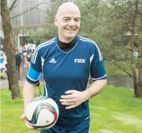  ??  ?? Gianni Infantino cumplió una promesa de su campaña con un partido de fútbol junto a la sede central de la FIFA para el personal y varios astros de su generación.