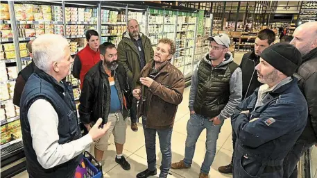  ?? | PHOTO : THIERRY CREUX, OUEST-FRANCE ?? Dans les rayons du supermarch­é E. Leclerc d’Hennebont, plusieurs représenta­nts syndicaux du Morbihan ont discuté avec le directeur du magasin Philippe Nivinou (à gauche).