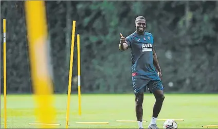  ??  ?? Pape Diop ha recuperado la sonrisa después de la contundent­e victoria ante el Deportivo Alavés, aunque la permanenci­a sigue a ocho puntos