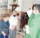  ??  ?? El padre Luis Ángel Morales recibió a Mercedes y su familia en el templo.