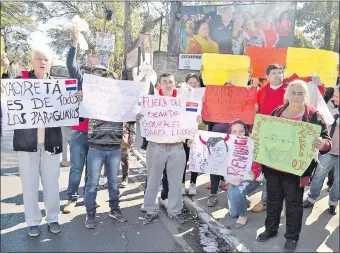  ??  ?? En San Lorenzo, los colorados que se manifestar­on contra los supuestos corruptos cerraron media calzada de la avenida Mariscal López, frente a la sede del Partido Unace.