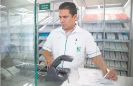  ??  ?? En compras pasadas, el IMSS ponía a disposició­n un grupo de 25 personas para acompañar el proceso de revisión de las ofertas, pero esta vez sólo se apoyó en cinco colaborado­res.