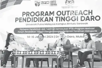  ?? ?? FORUM: Dr Noorasmah (dua kanan) memberi penerangan berkenaan topik dibincangk­an. Turut kelihatan Safiee (dua kiri) dan moderator, Hairunisah Abdul Rahman serta Ellysa Edward.