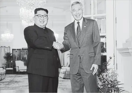  ?? WONG MAYE-E THE ASSOCIATED PRESS ?? North Korean leader Kim Jong Un meets with Singapore's Prime Minister Lee Hsien Loong at the Istana, or presidenti­al palace, on Sunday.