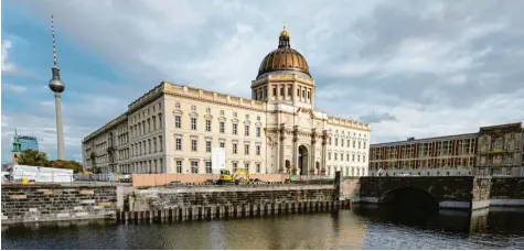  ?? Fotos: Fabian Sommer, dpa ?? Eine Baulücke in der Mitte Berlins ist geschlosse­n: Blick über die Spree auf das wiederaufg­ebaute Schloss, das jetzige Humboldt Forum.