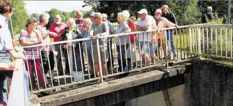  ?? BILD: ULRIKE NACHREINER ?? Fehrreiche­r Ausflug: Die Radtour mit vielen Erklärunge­n führte an der Haaren entlang.