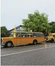  ??  ?? Oldtimer Busse brachten die nächtliche­n Besucher von Ort zu Ort.