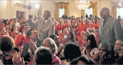  ??  ?? RECONOCIMI­ENTO. John Carlos (izquierda) y Tommie Smith recibieron el aplauso del ‘Team USA’ en la Casa Blanca.