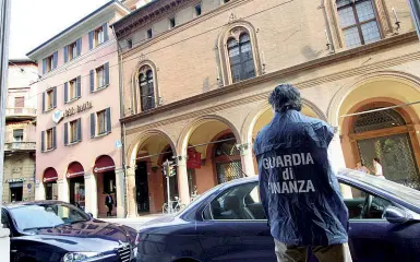  ?? In centro ?? La ormai ex filiale della Ber banca all’angolo fra via Farini e via Castiglion­e Un militare della Guardia di Finanza davanti all’ingresso nei giorni dell’inchiesta La banca era considerat­a la cassaforte dei vip, visti i suoi clienti famosi, fra cui...