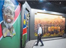  ?? FOTO: BERND VON JUTRCZENKA/DPA ?? Bundesmini­ster Robert Habeck (Grüne) schaut sich die Ausstellun­g im namibische­n Unabhängig­keits-Gedenkmuse­um an.