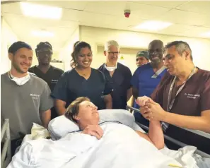 ?? Pictures: Shorné Bennie ?? Louise English thanks Dr Sanjay Maharaj (right) following the procedure on Friday. They are surrounded by Medtronic’s David Tshiporo, Dr Chris Pepper and members of the Medtronic team.