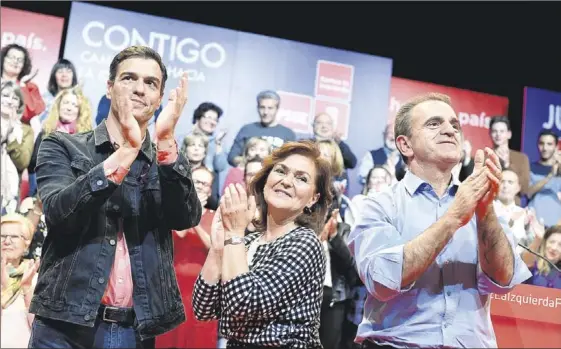  ?? EFE / F. VILLAR ?? Pedro Sánchez, Carmen Calvo i José Manuel Franco dijous a Alcorcón (Madrid), en un acte de la campanya contra el masclisme.