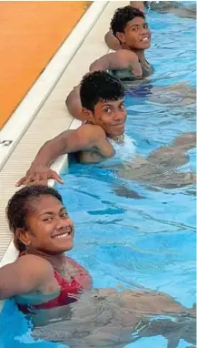  ?? Photo: Team Fiji ?? Team Fiji women’s rugby 7s side enjoying a dip in Oita, Japan. From front: Tokasa Seniyasi, Sesenieli Donu and Rusila Nagasau.