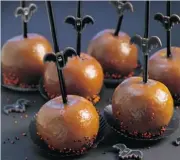  ?? DAIRY FARMERS OF CANADA ?? Double-dip your caramel apples for extra sinful flavour.