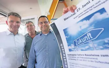  ?? RP-FOTO: ACHIM BLAZY ?? Alexander Vossough, Ralf Behner und Michael Schneider (von links) stellten am Dienstagab­end das Ergebnis der Umfrage vor. Jetzt sind die Bürger gefragt.