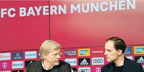  ?? CHRISTOF STACHE / AFP ?? Oliver Kahn mira a Thomas Tuchel durante la presentaci­ón del nuevo entrenador del Bayern, el sábado