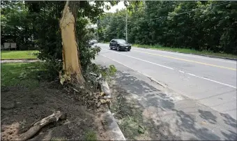  ?? STUART CAHILL — BOSTON HERALD ?? The scene of a fatal car crash at 701 North Main St. in Randolph.